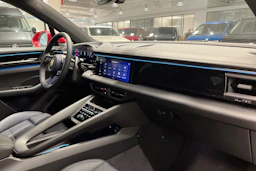 punainen Porsche Macan 2026 kuva 19.