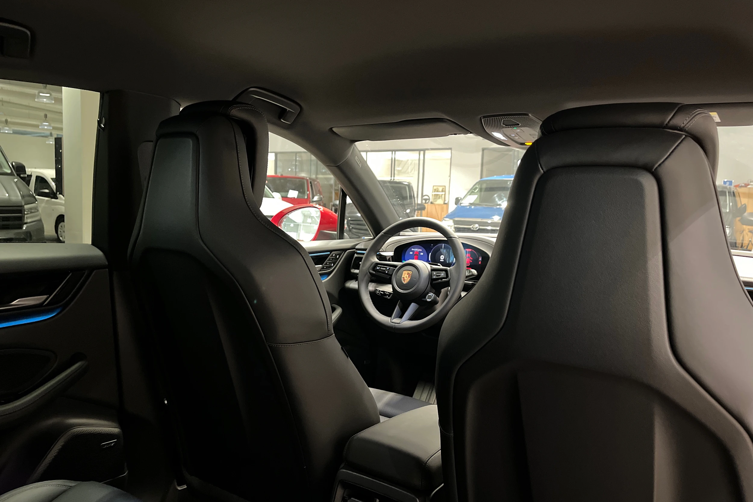 punainen Porsche Macan 2026 kuva 20.