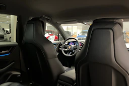 punainen Porsche Macan 2026 kuva 20.