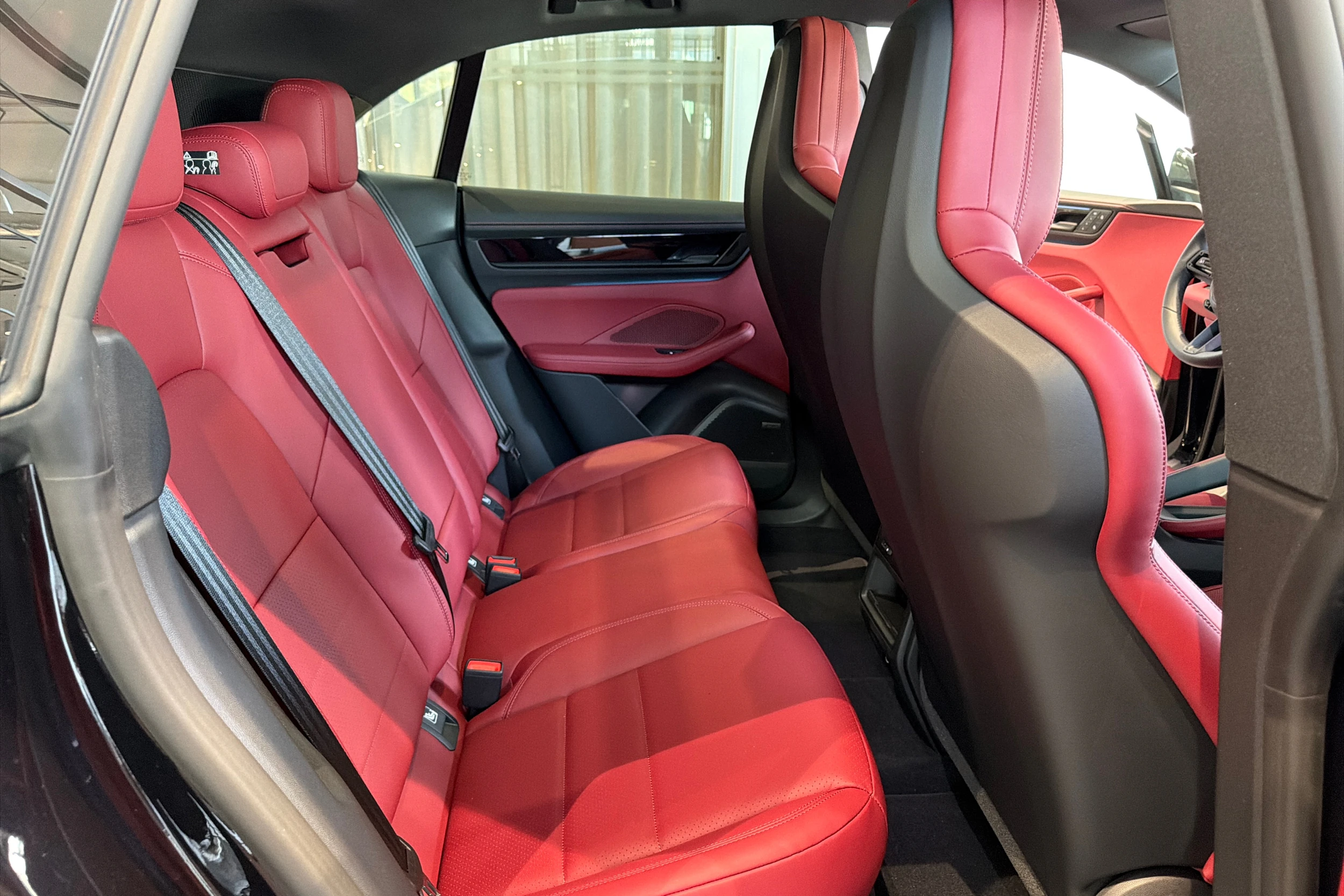 musta Porsche Macan 2026 kuva 22.