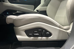 harmaa Porsche Macan 2026 kuva 18.