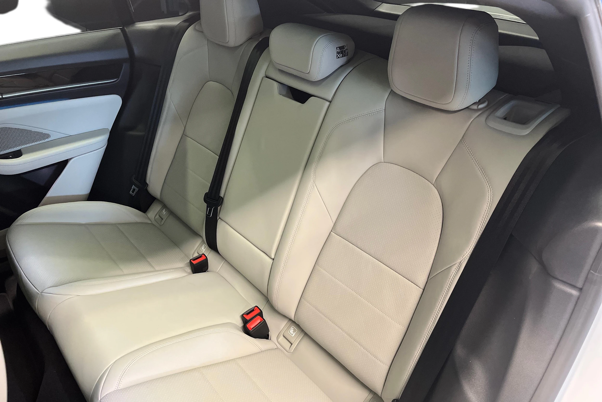 met. harmaa Porsche Macan 2026 kuva 10.