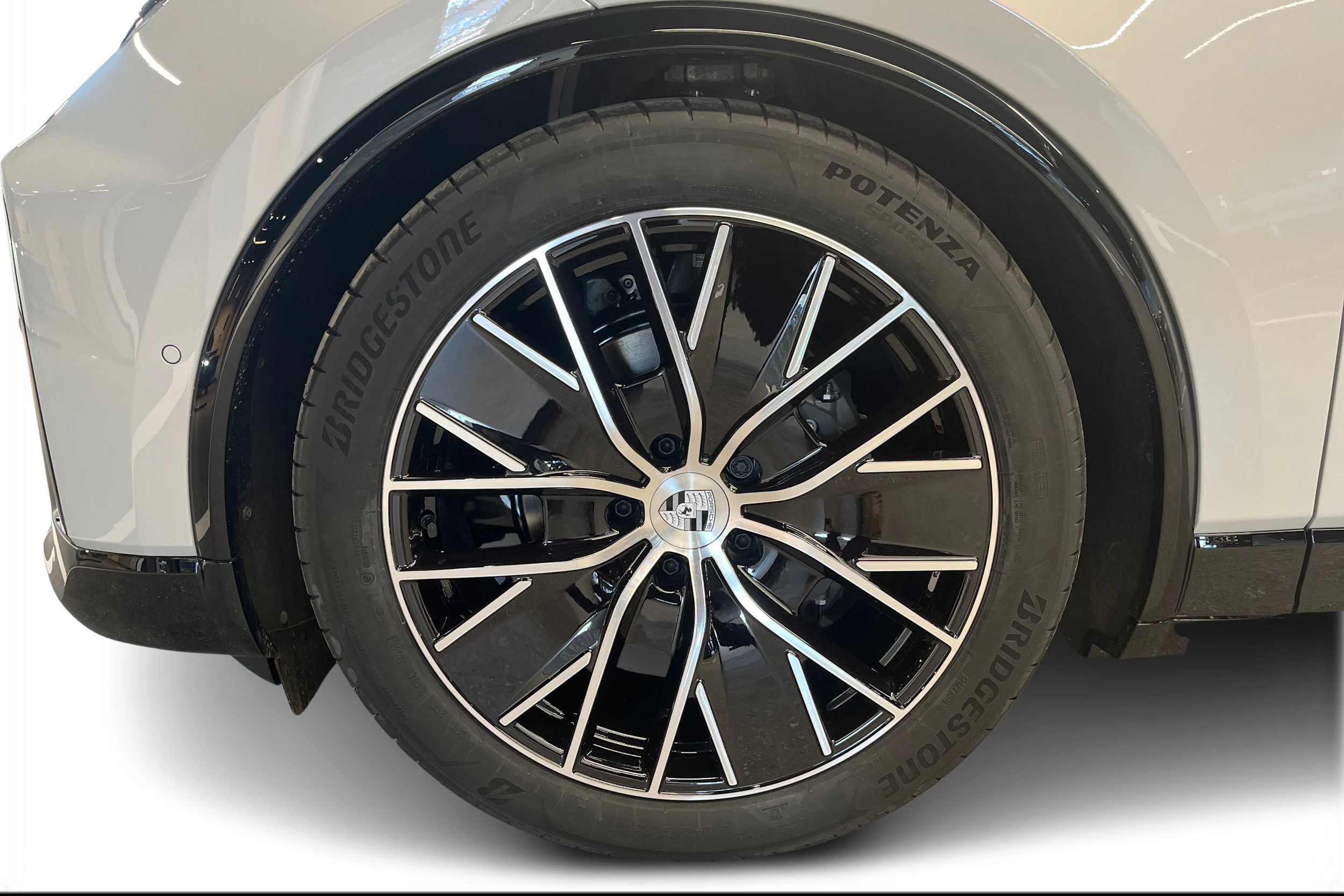 met. harmaa Porsche Macan 2026 kuva 11.