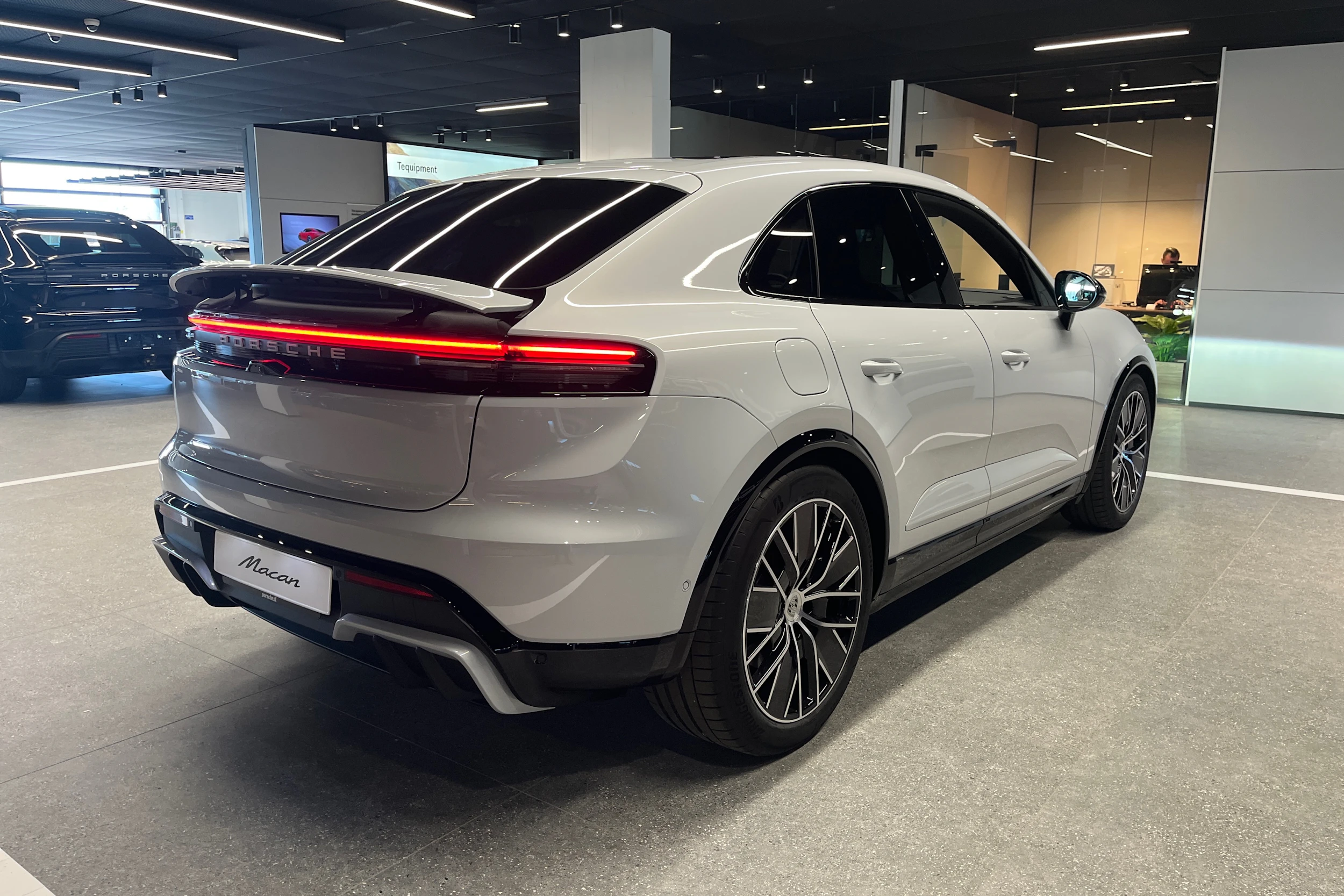 met. harmaa Porsche Macan 2026 kuva 12.