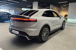 met. harmaa Porsche Macan 2026 kuva 12.