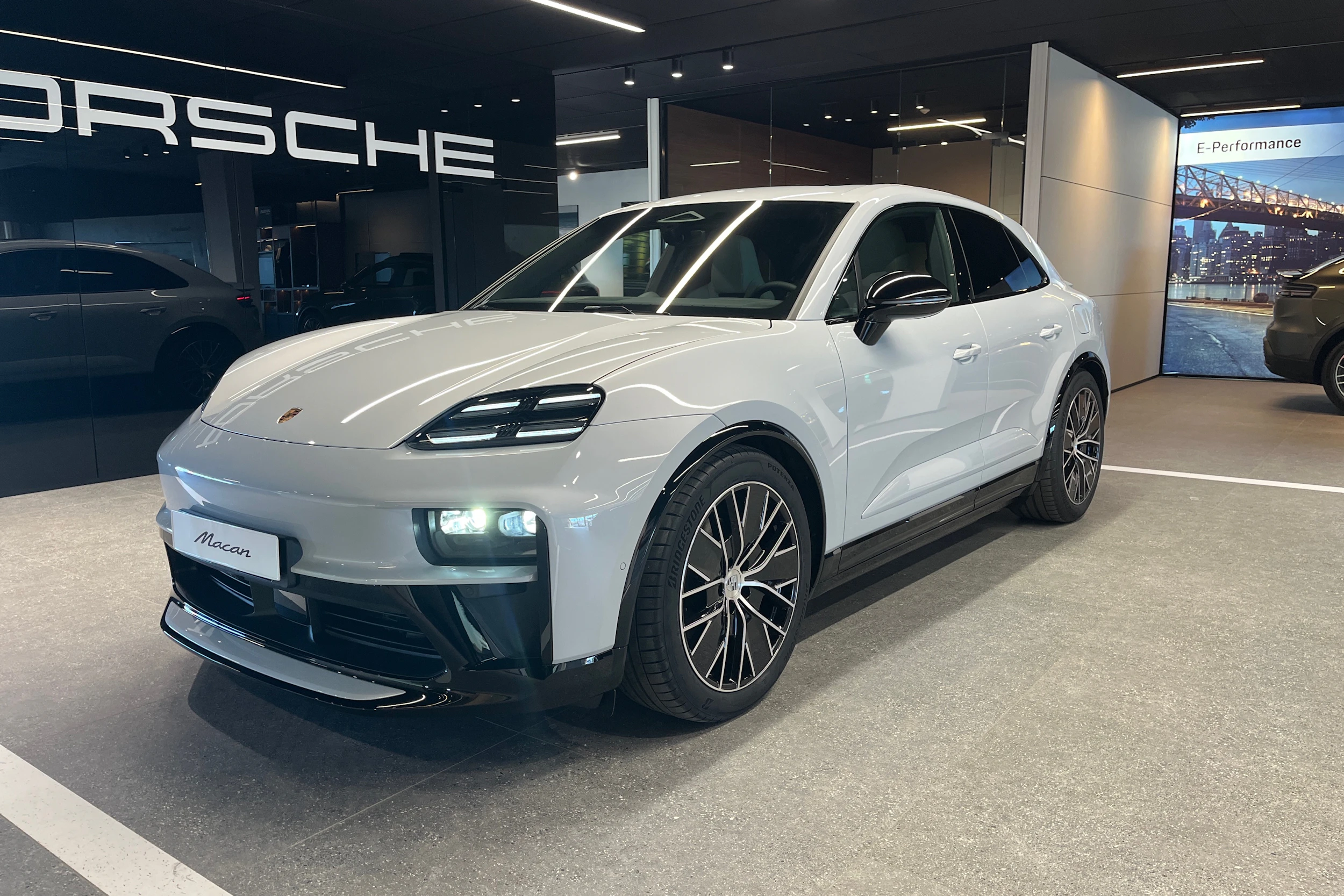 met. harmaa Porsche Macan 2026 kuva 13.