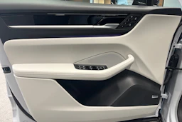 met. harmaa Porsche Macan 2026 kuva 15.