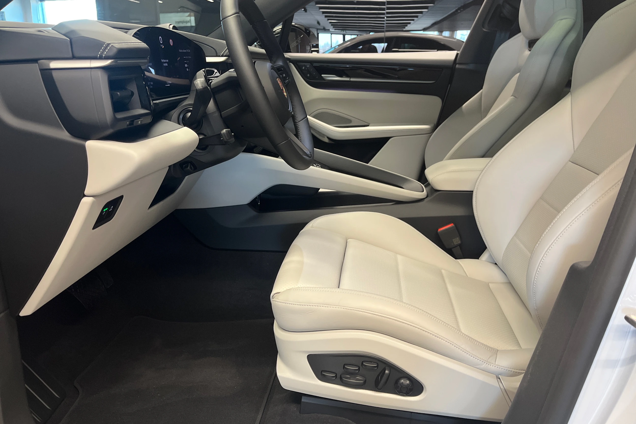 met. harmaa Porsche Macan 2026 kuva 16.