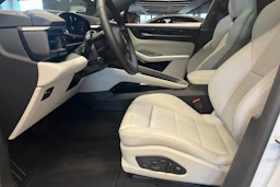 met. harmaa Porsche Macan 2026 kuva 16.