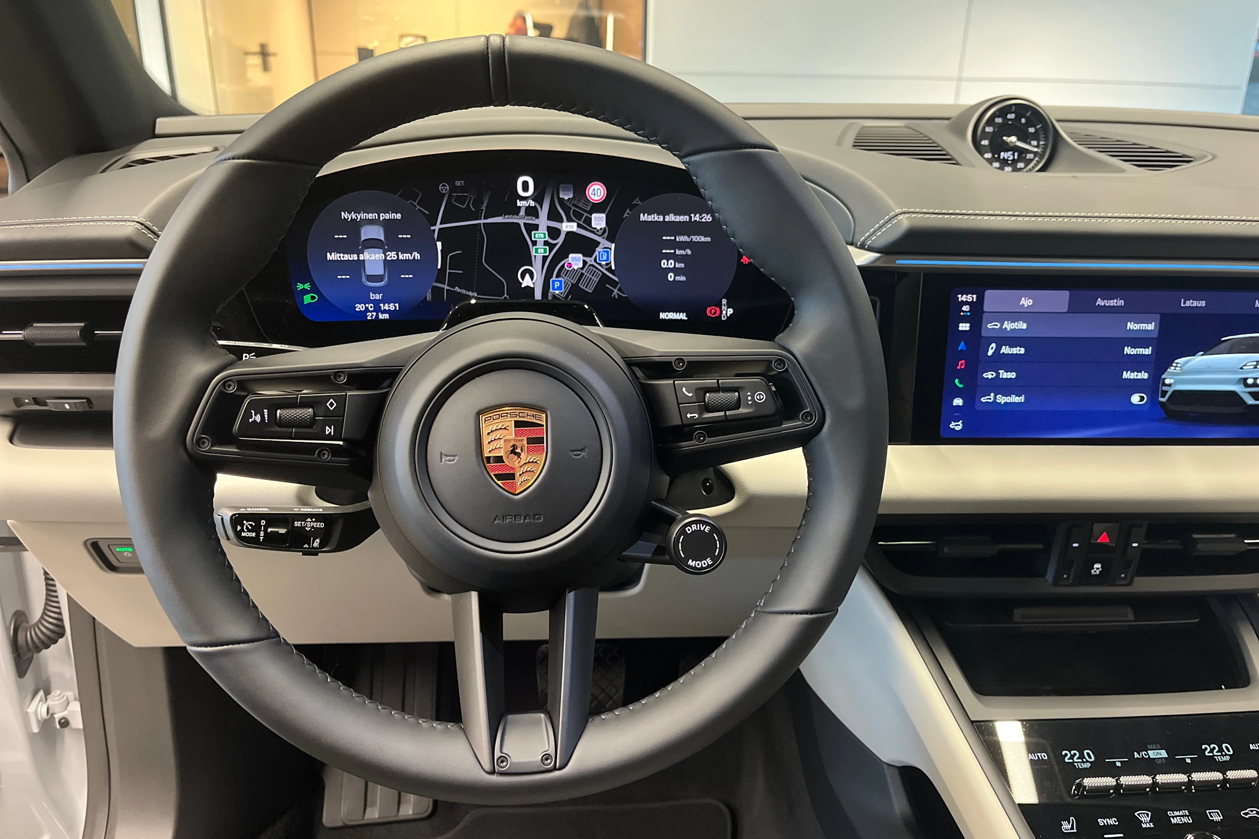 met. harmaa Porsche Macan 2026 kuva 17.