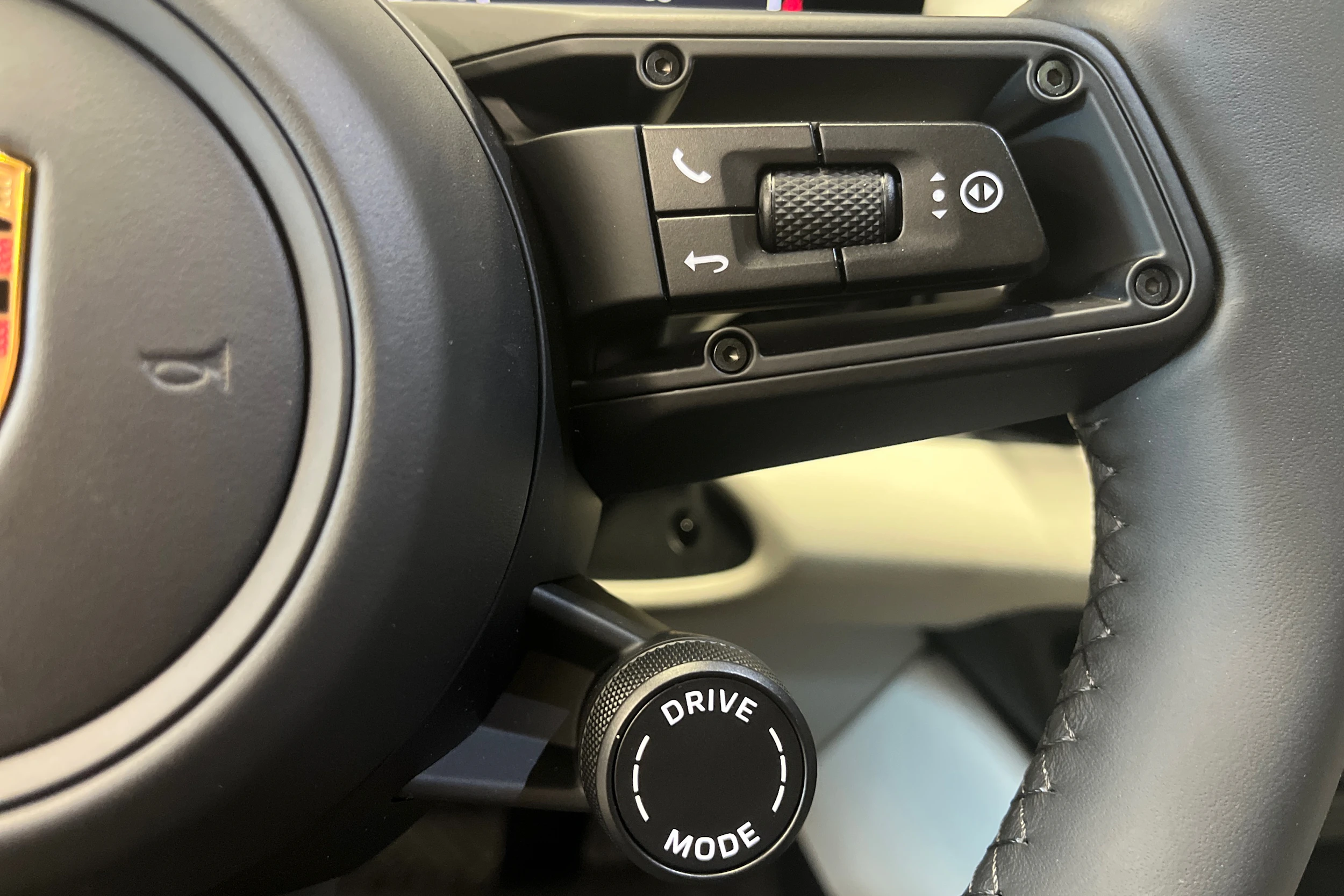 met. harmaa Porsche Macan 2026 kuva 20.