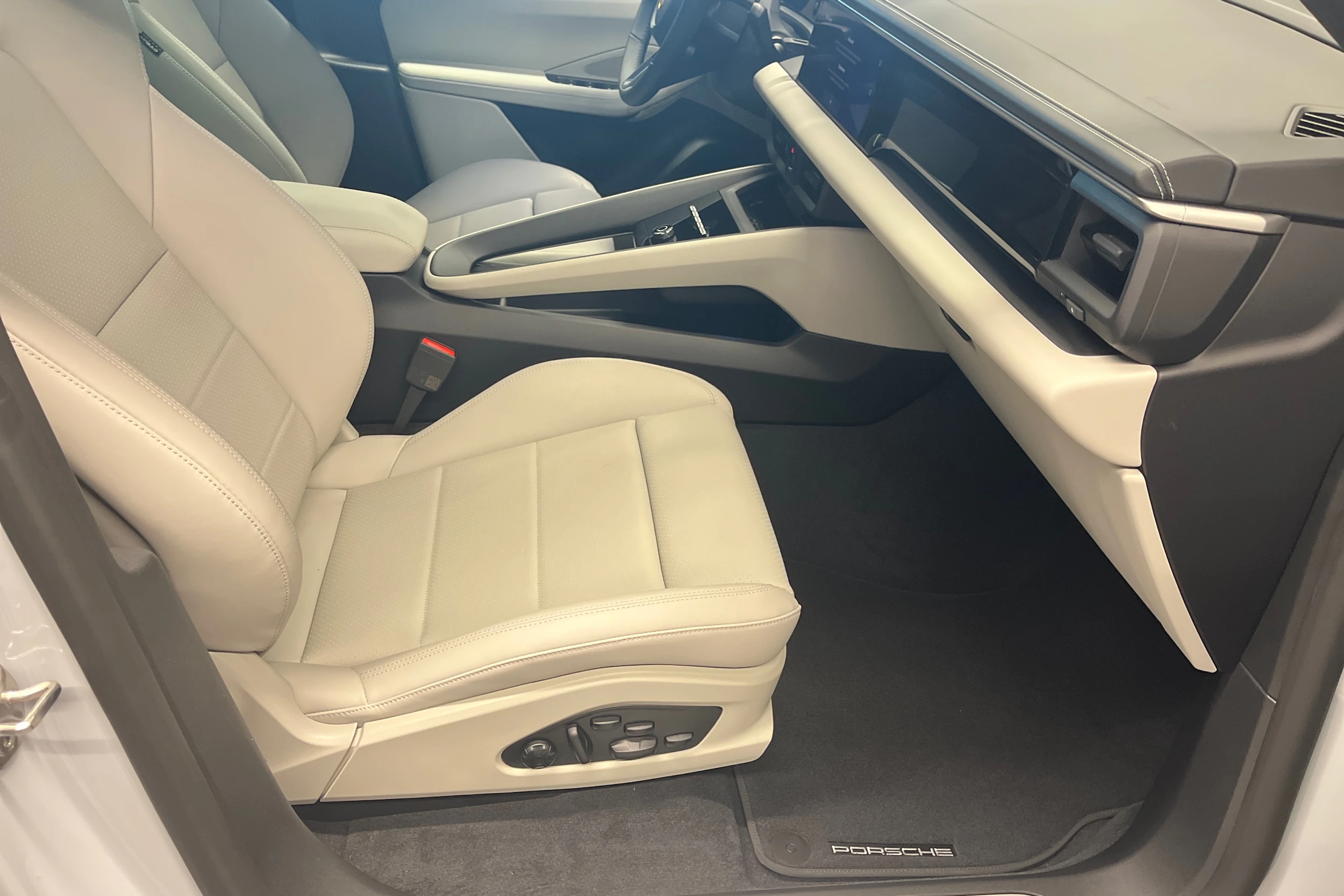 met. harmaa Porsche Macan 2026 kuva 29.