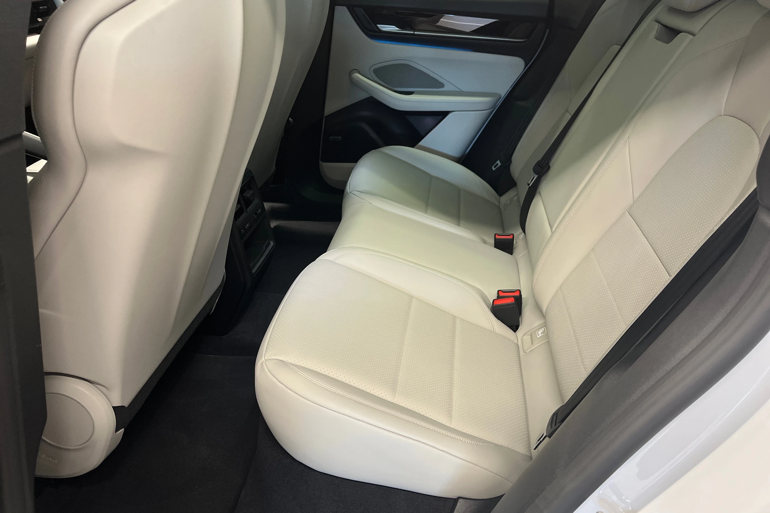 met. harmaa Porsche Macan 2026 kuva 30.