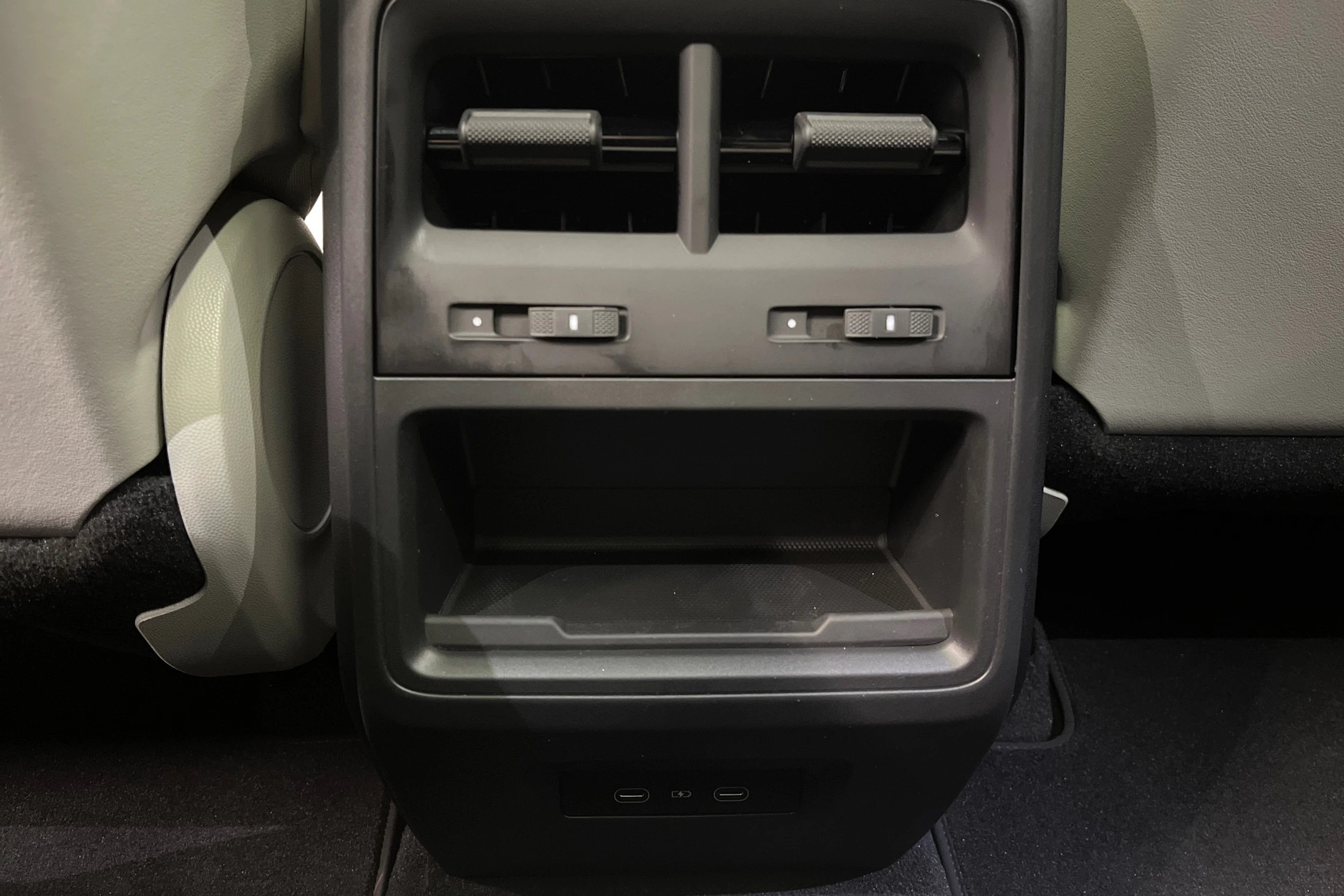 met. harmaa Porsche Macan 2026 kuva 31.