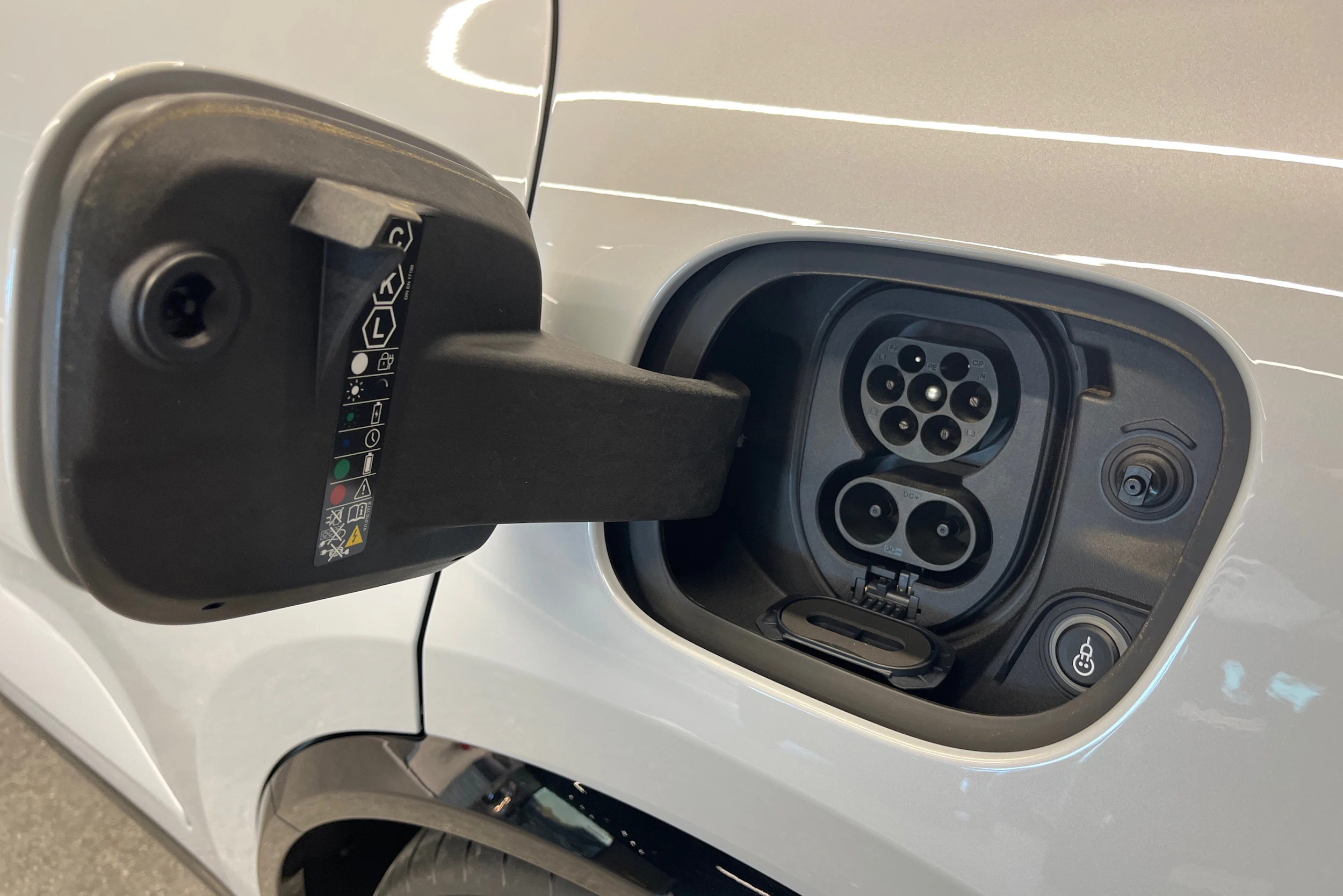 met. harmaa Porsche Macan 2026 kuva 37.