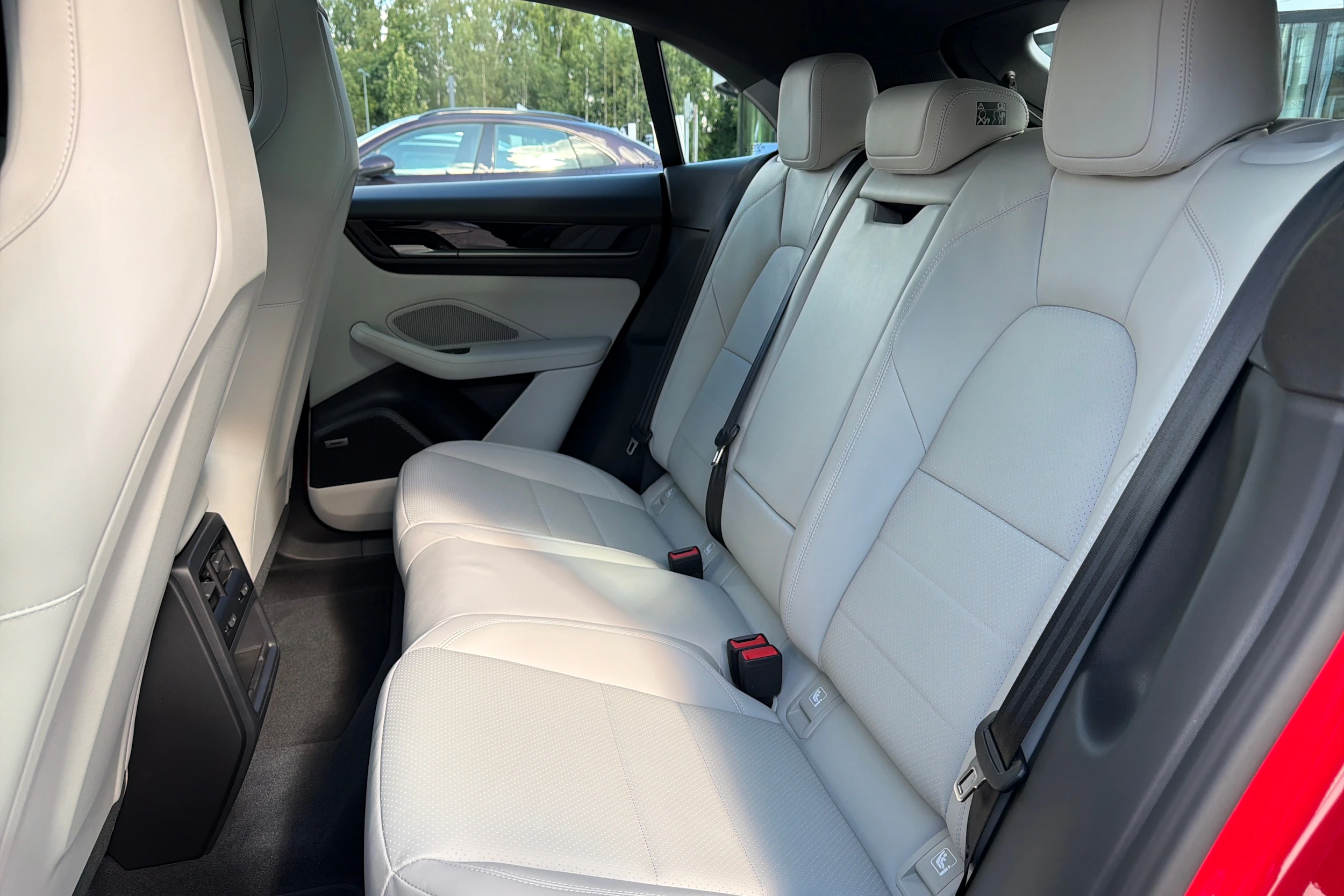 punainen Porsche Macan 2026 kuva 10.