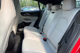 punainen Porsche Macan 2026 kuva 10.