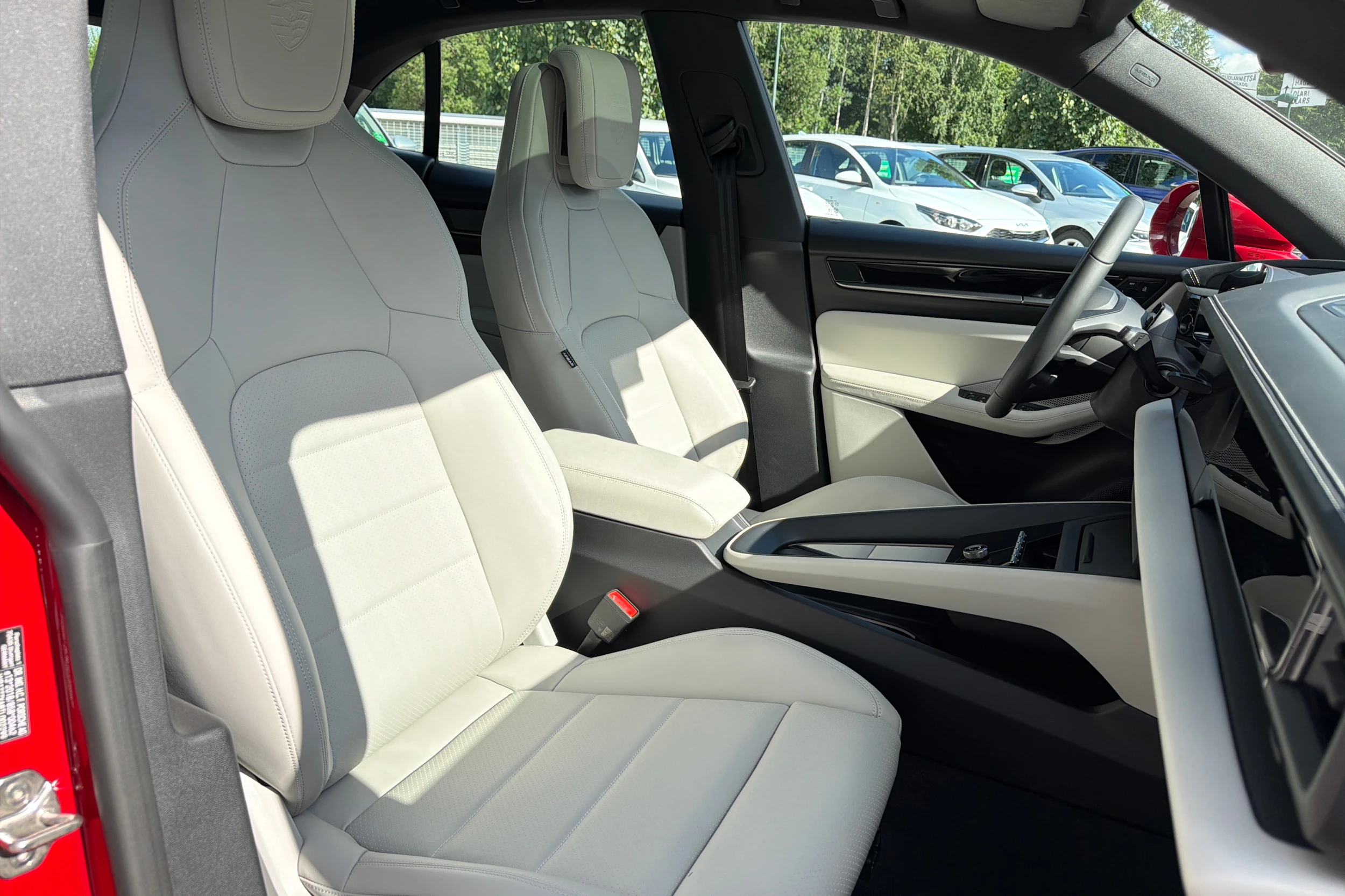 punainen Porsche Macan 2026 kuva 12.