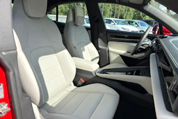 punainen Porsche Macan 2026 kuva 12.
