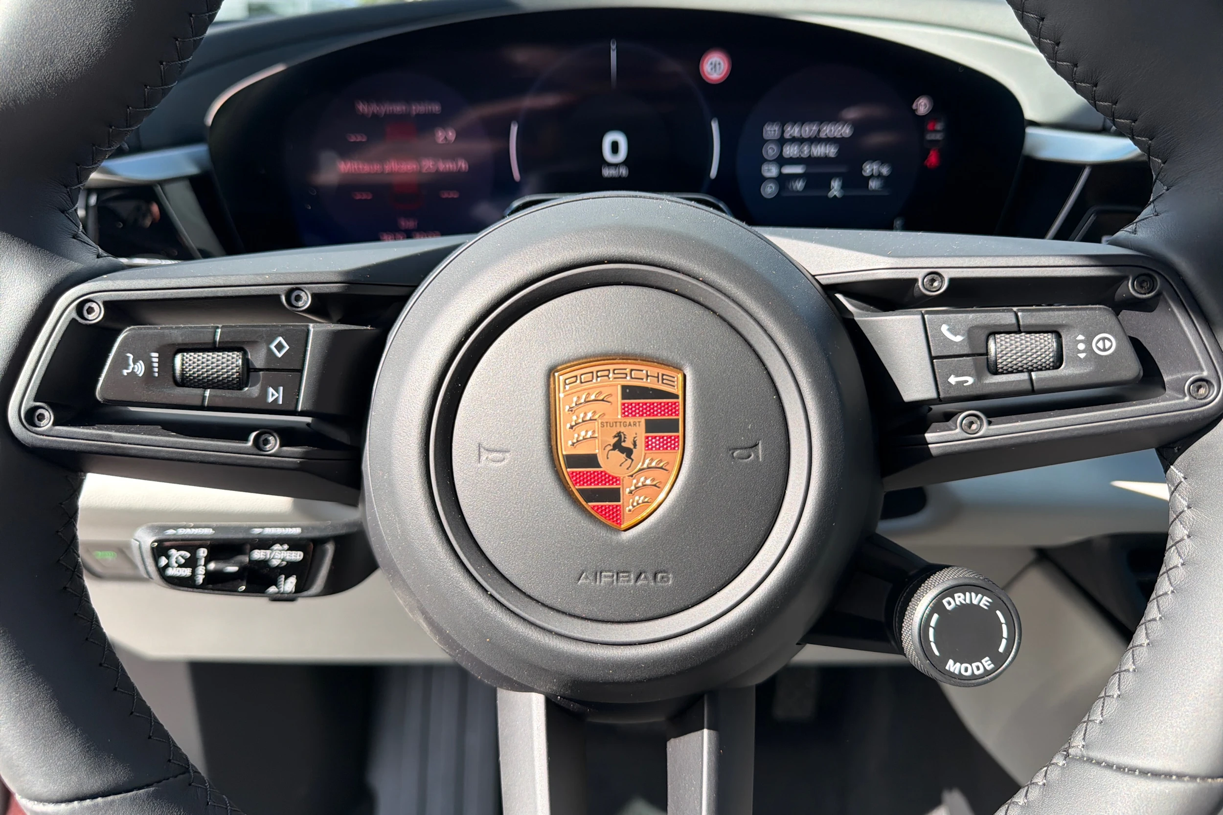 punainen Porsche Macan 2026 kuva 17.
