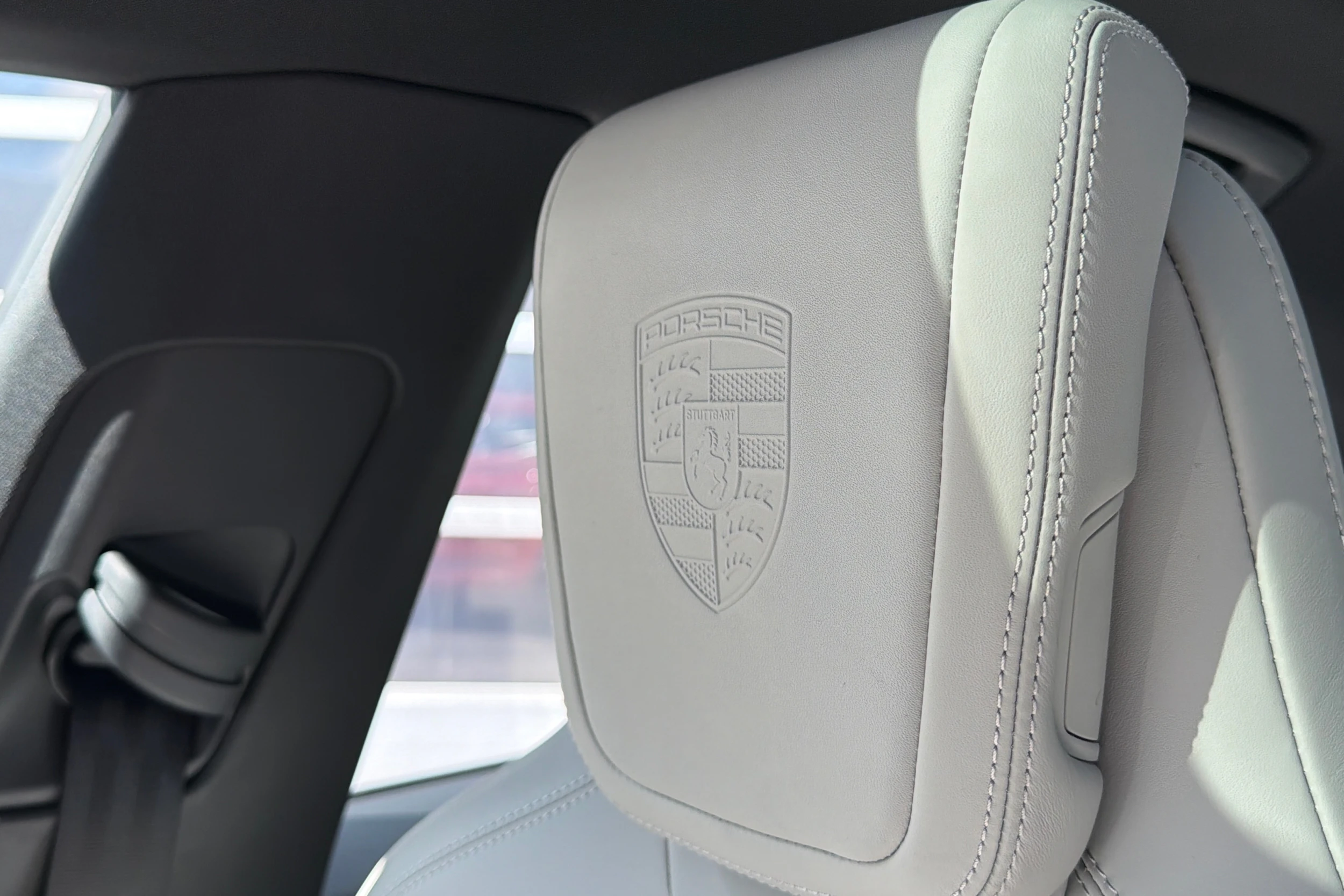 punainen Porsche Macan 2026 kuva 20.
