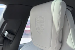 punainen Porsche Macan 2026 kuva 20.