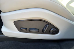 punainen Porsche Macan 2026 kuva 21.