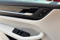punainen Porsche Macan 2026 kuva 22.