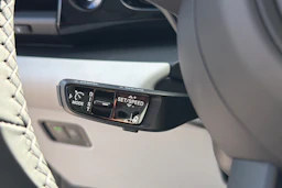 punainen Porsche Macan 2026 kuva 24.