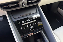 punainen Porsche Macan 2026 kuva 25.