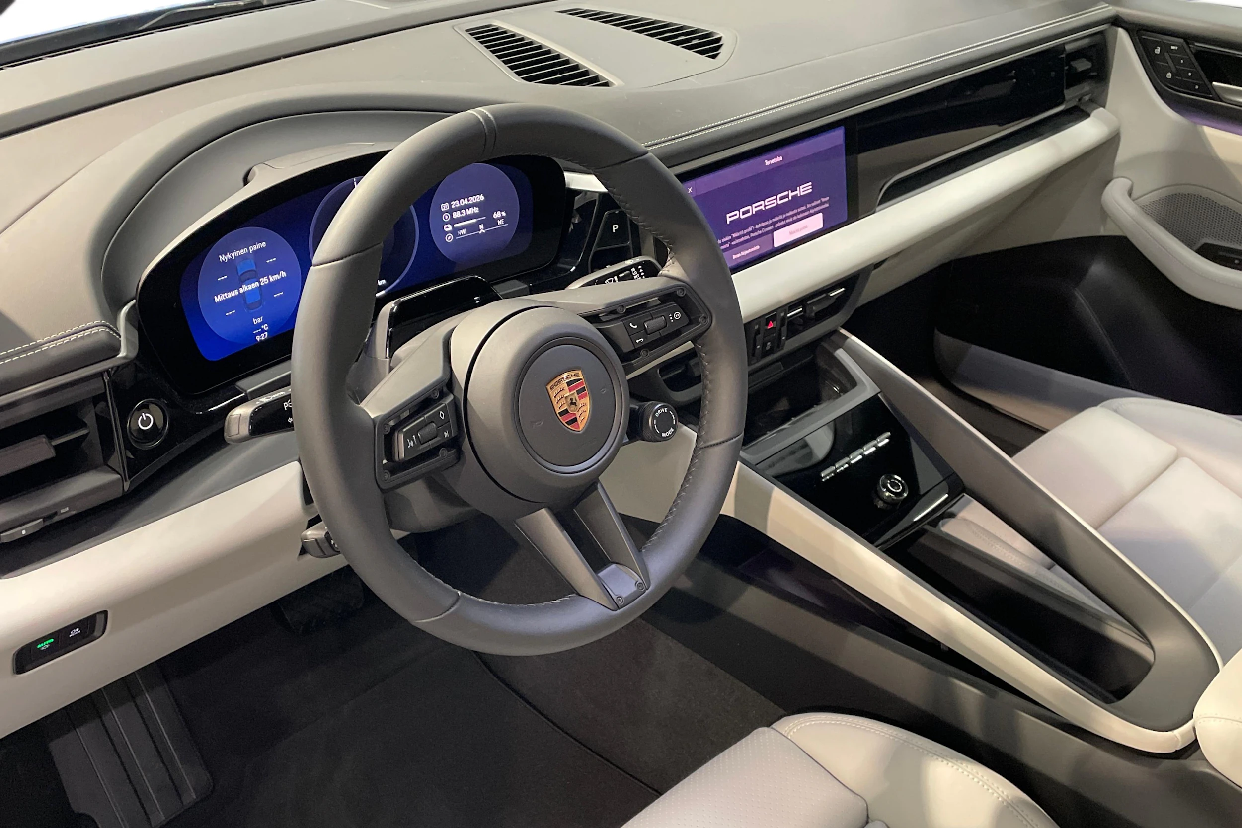 met. sininen Porsche Macan 2026 kuva 6.