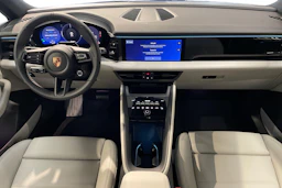 met. sininen Porsche Macan 2026 kuva 7.