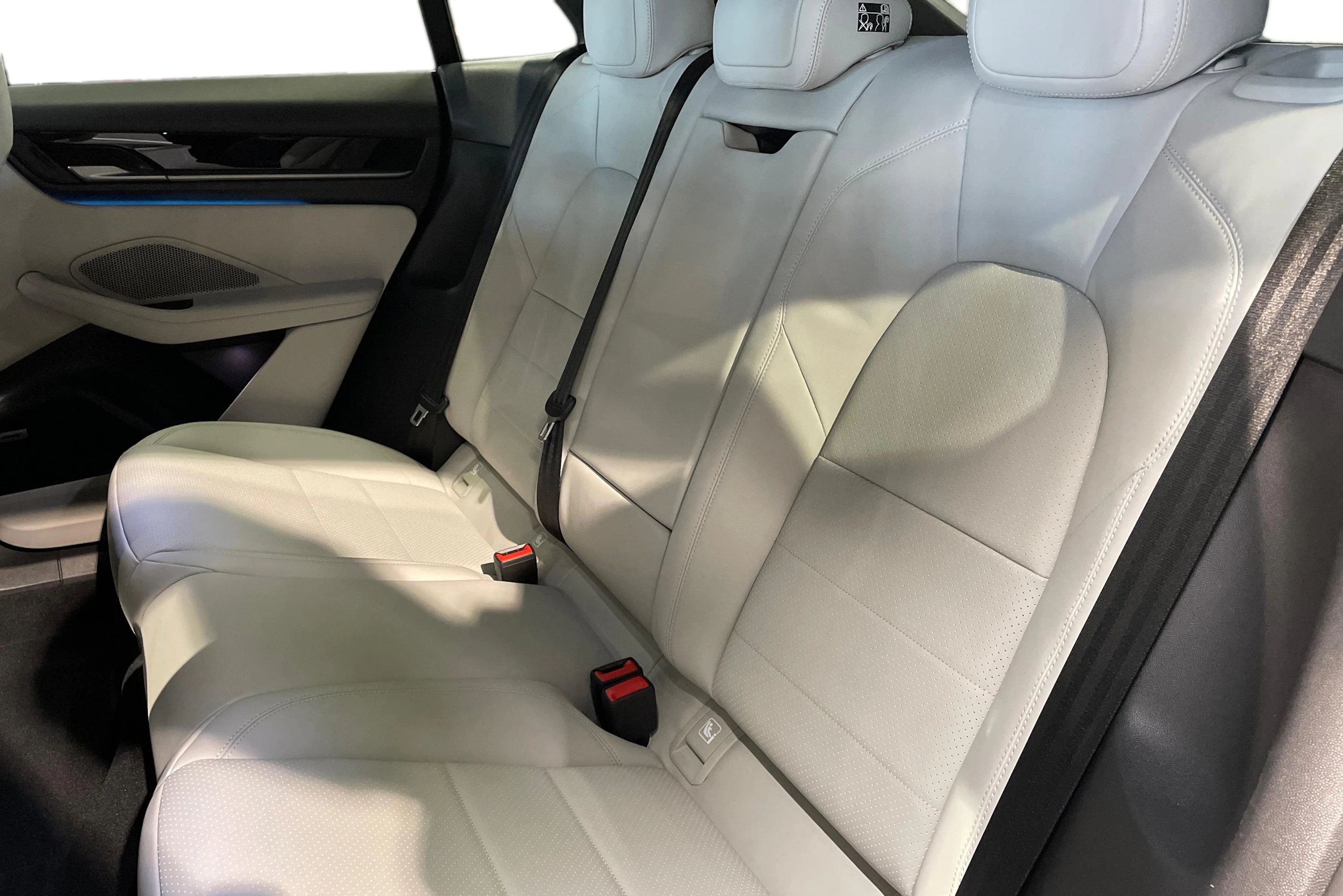 met. sininen Porsche Macan 2026 kuva 8.