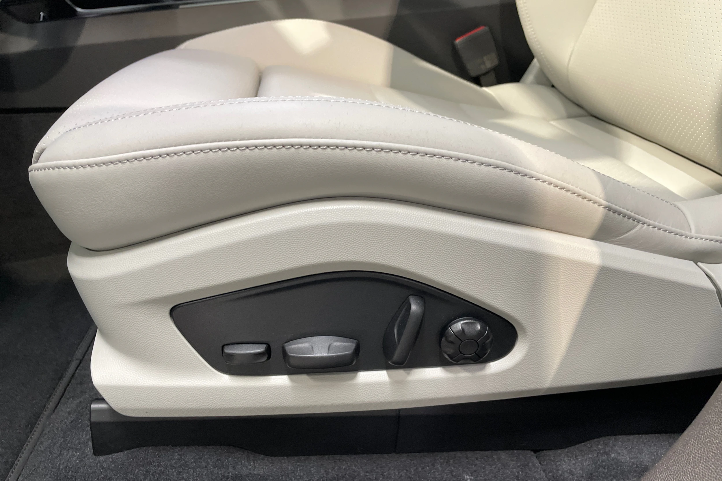 met. sininen Porsche Macan 2026 kuva 10.