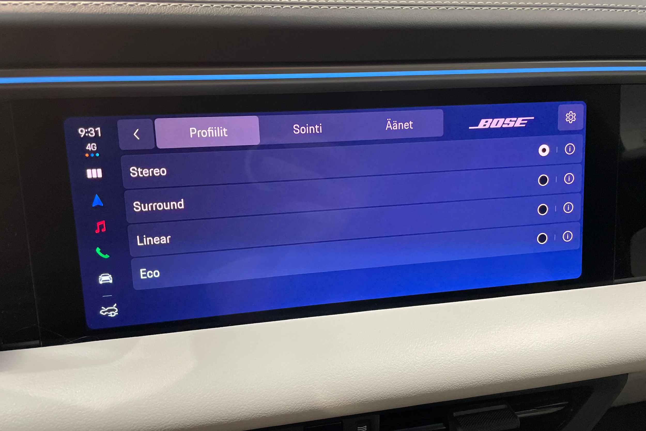 met. sininen Porsche Macan 2026 kuva 13.