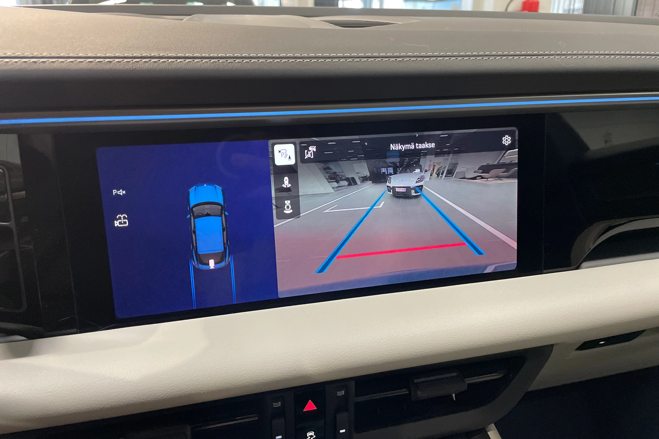 met. sininen Porsche Macan 2026 kuva 17.