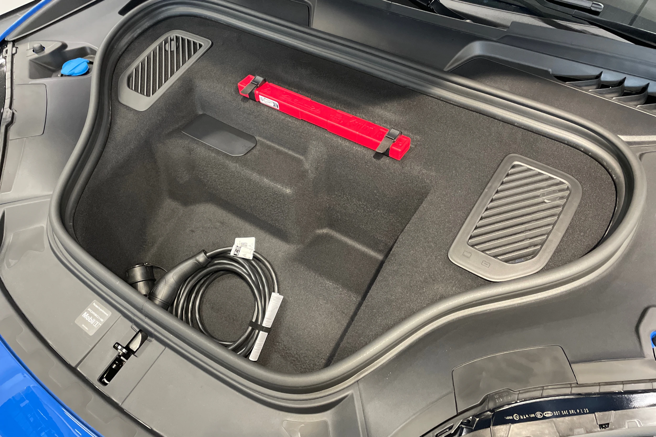 met. sininen Porsche Macan 2026 kuva 19.