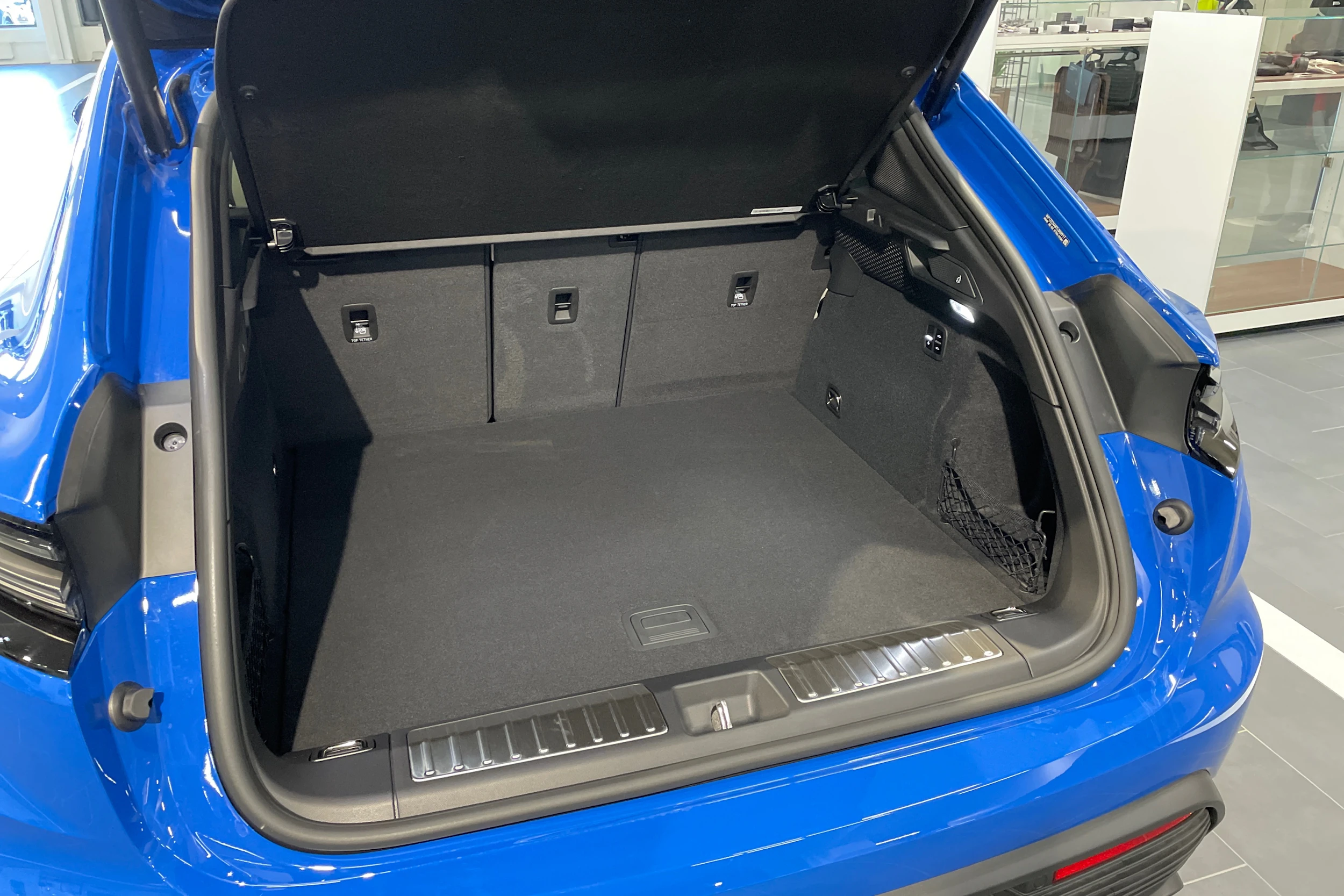 met. sininen Porsche Macan 2026 kuva 20.