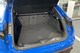 met. sininen Porsche Macan 2026 kuva 20.