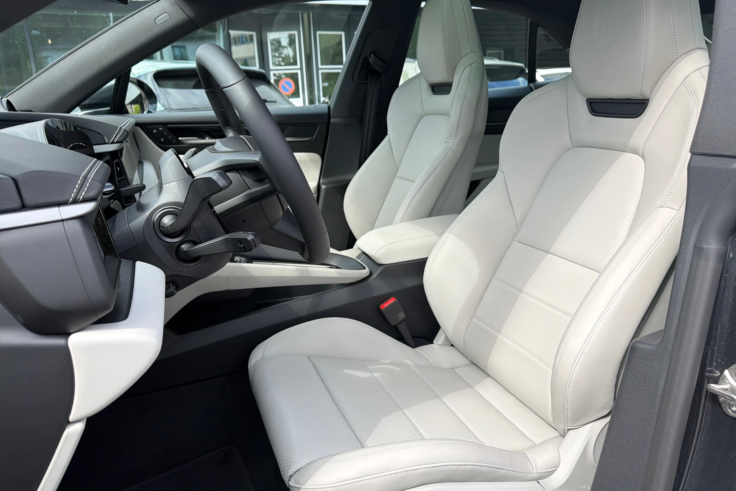 harmaa Porsche Macan 2026 kuva 9.