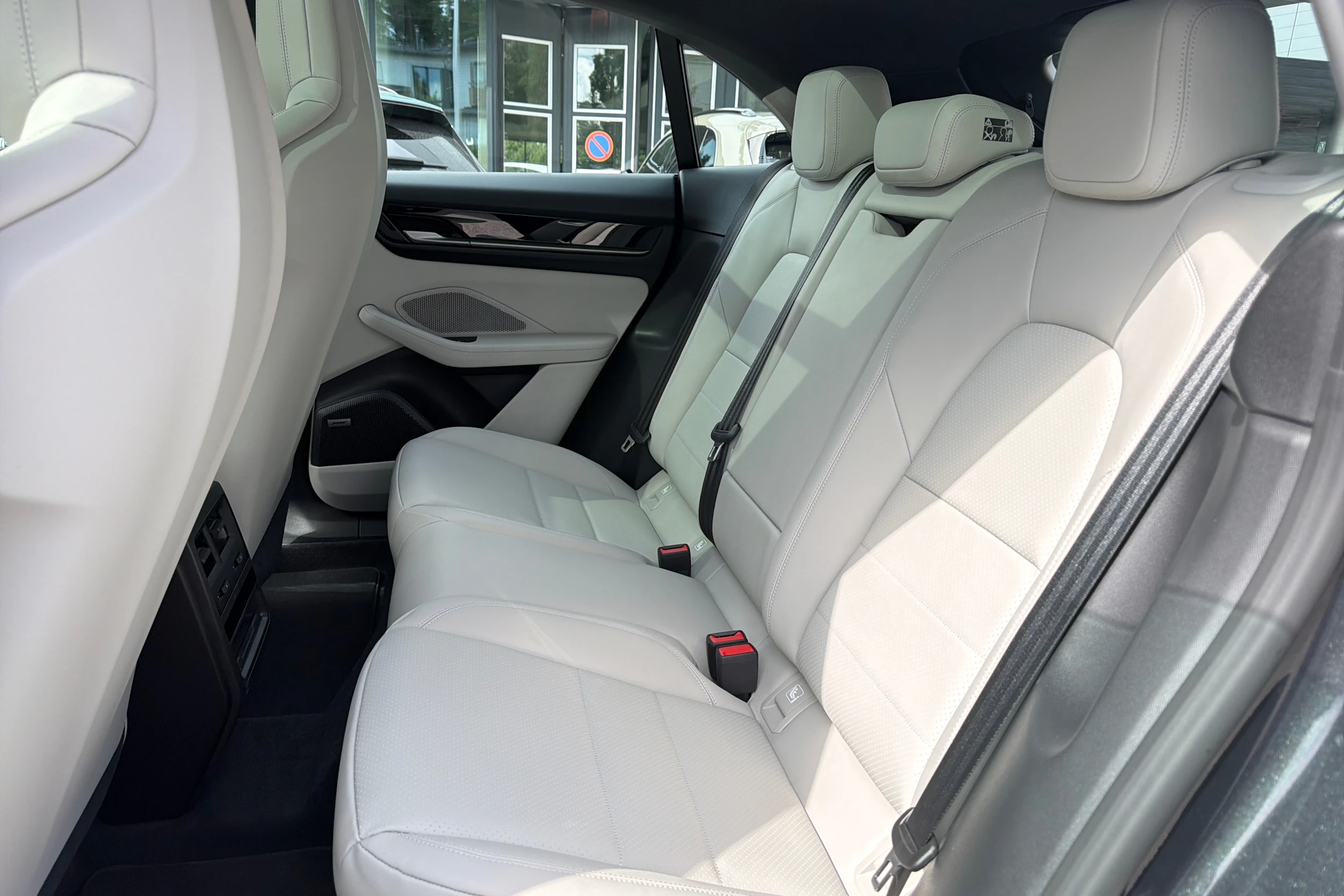 harmaa Porsche Macan 2026 kuva 10.