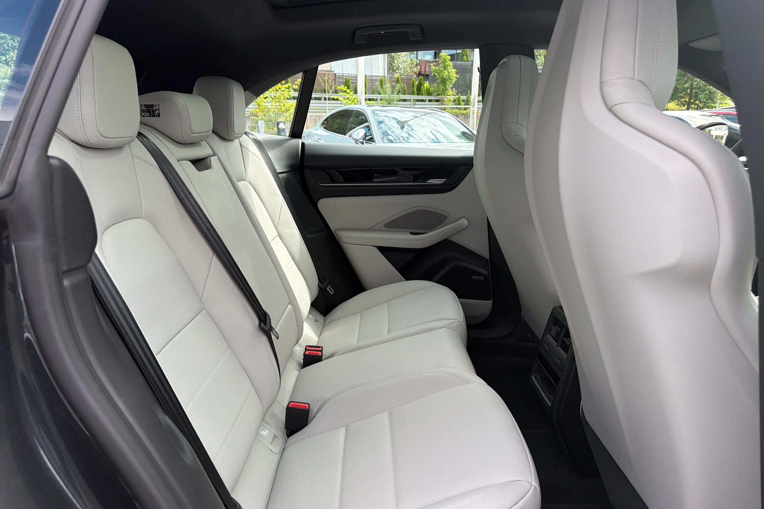 harmaa Porsche Macan 2026 kuva 13.