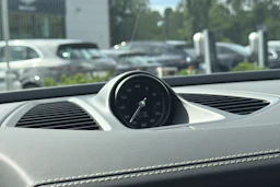 harmaa Porsche Macan 2026 kuva 20.