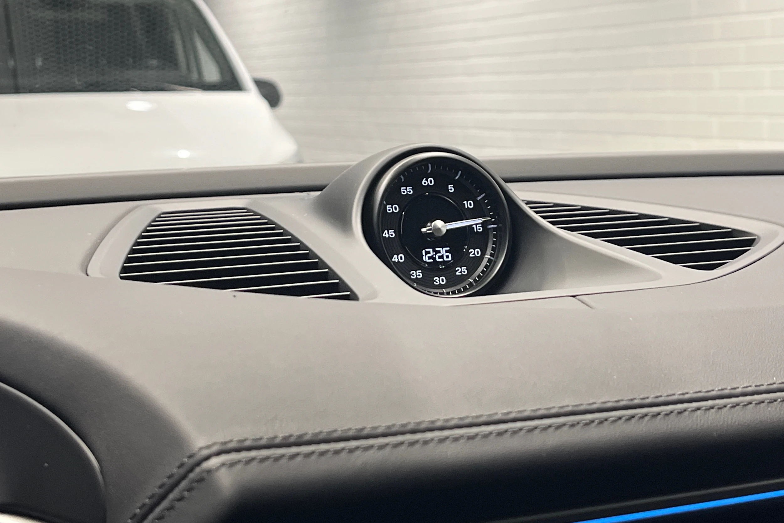 harmaa Porsche Macan 2026 kuva 13.