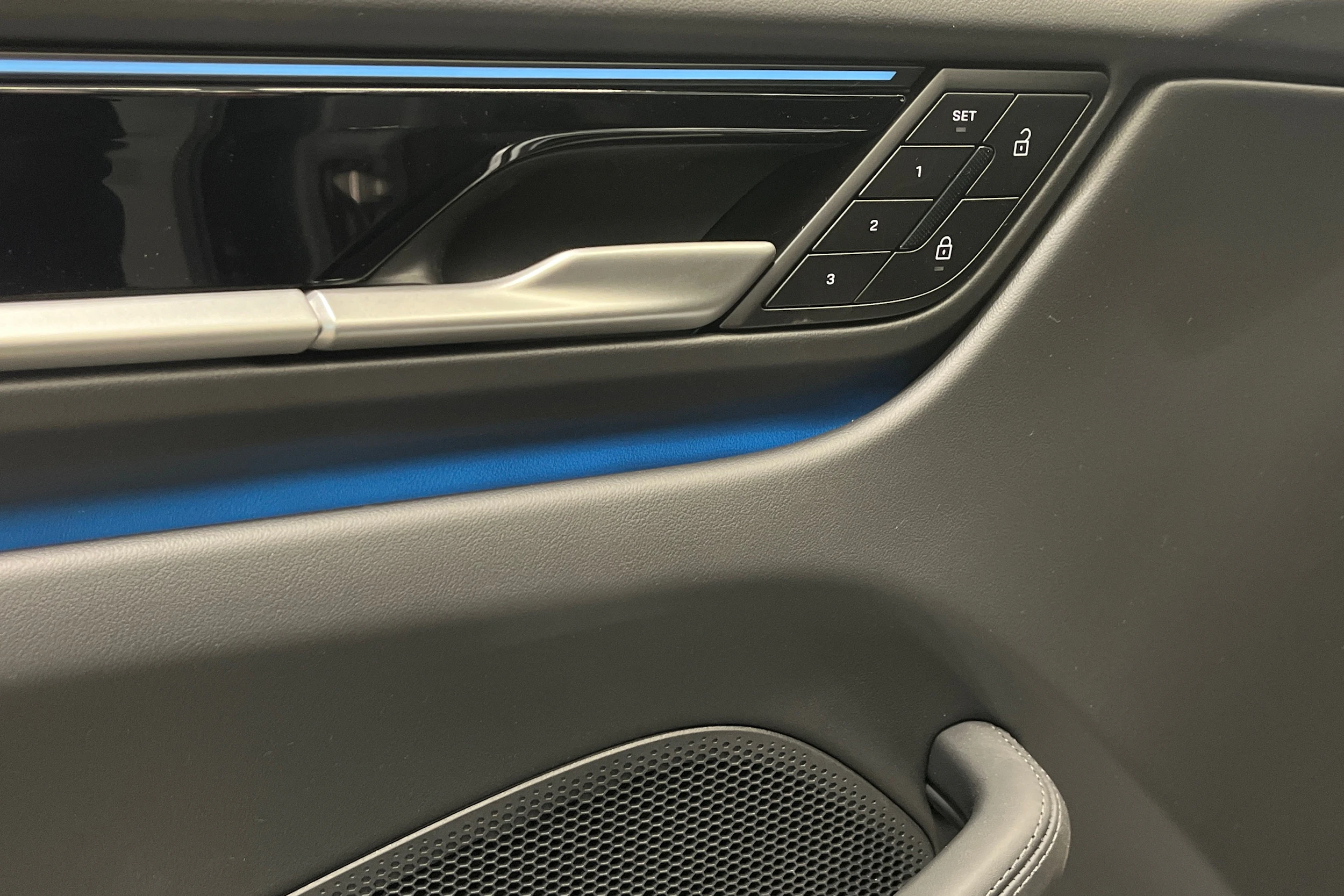 harmaa Porsche Macan 2026 kuva 14.
