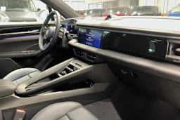 harmaa Porsche Macan 2026 kuva 19.