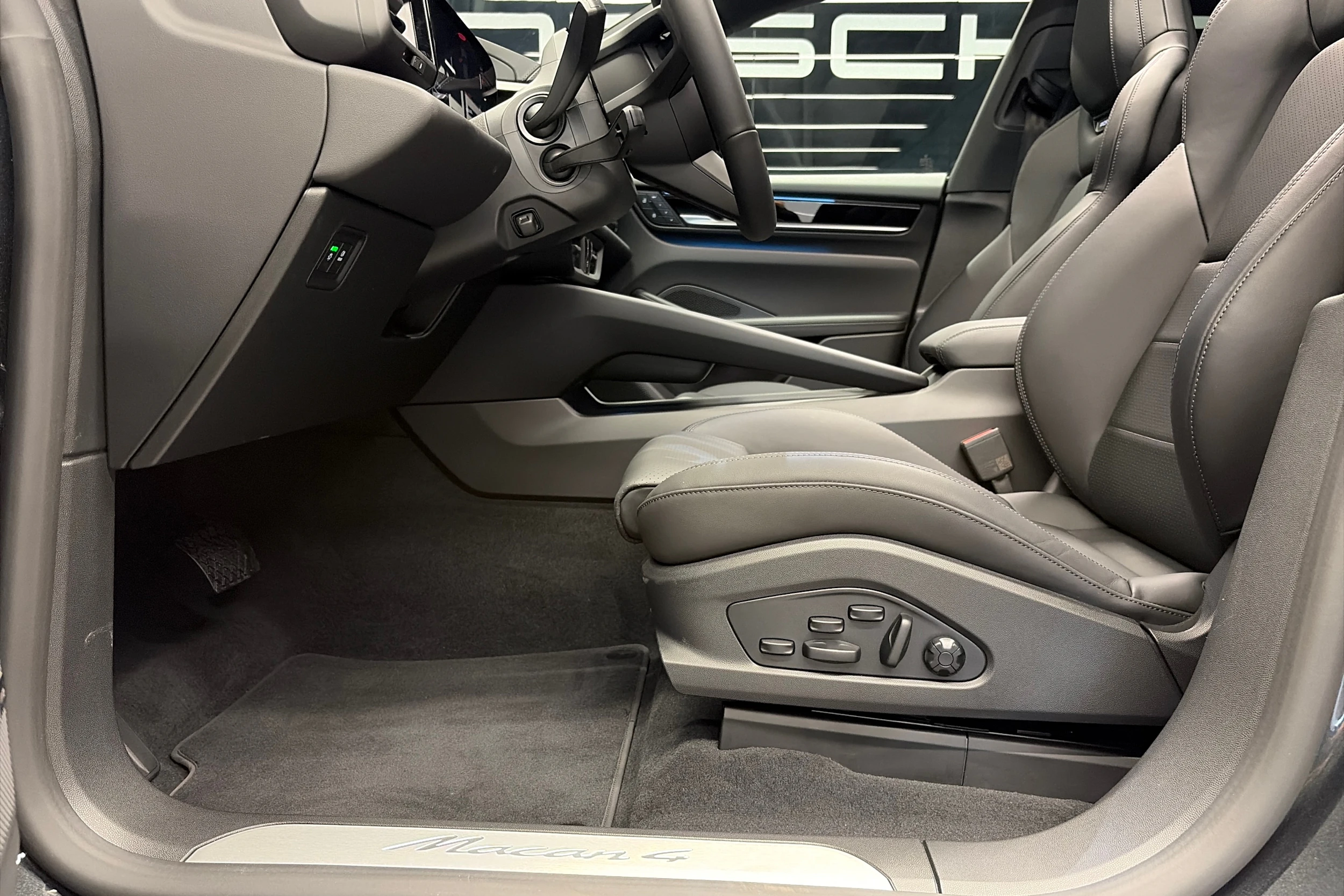 harmaa Porsche Macan 2026 kuva 13.