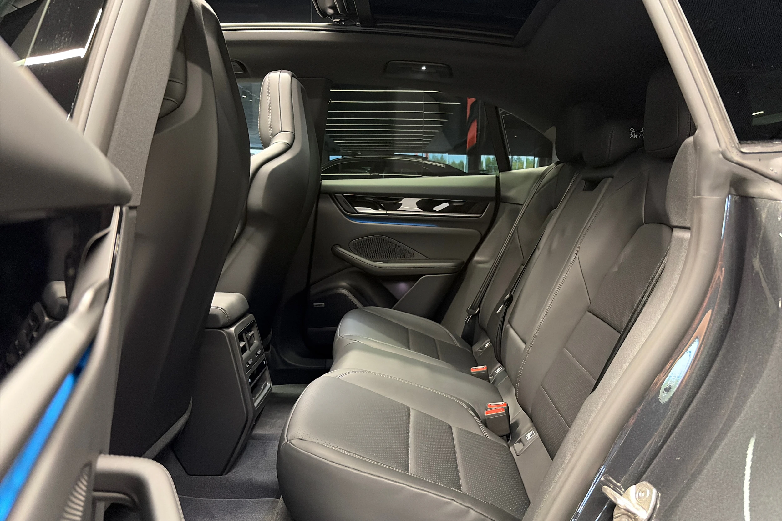 harmaa Porsche Macan 2026 kuva 23.