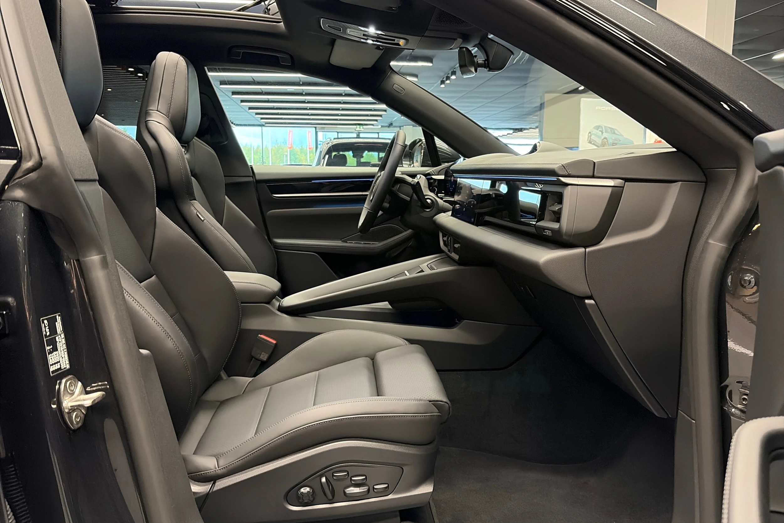 harmaa Porsche Macan 2026 kuva 25.