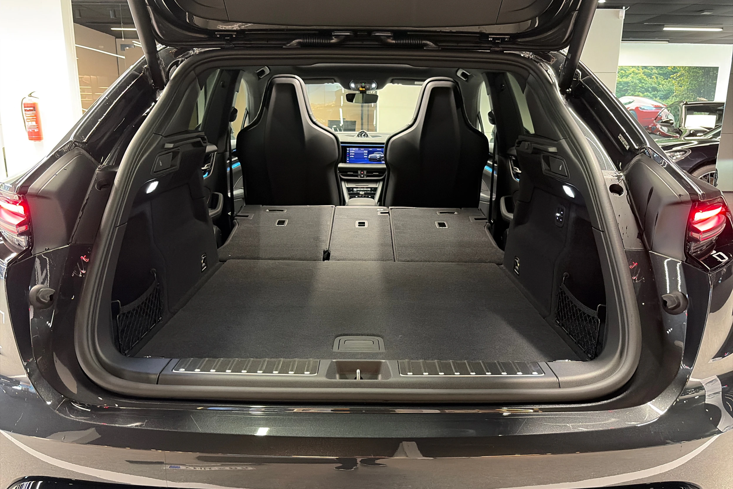 harmaa Porsche Macan 2026 kuva 28.